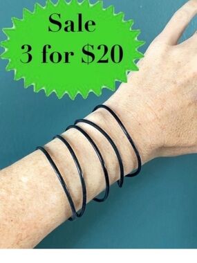Hot Topic Black Rubber Gummy Bracelets 5 pc Silicone Jelly Wristbands 80s retro